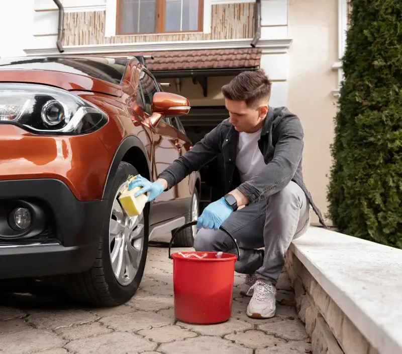 Lavage auto à domicile Rouvres-les-Bois : professionnel intervenant sur un véhicule